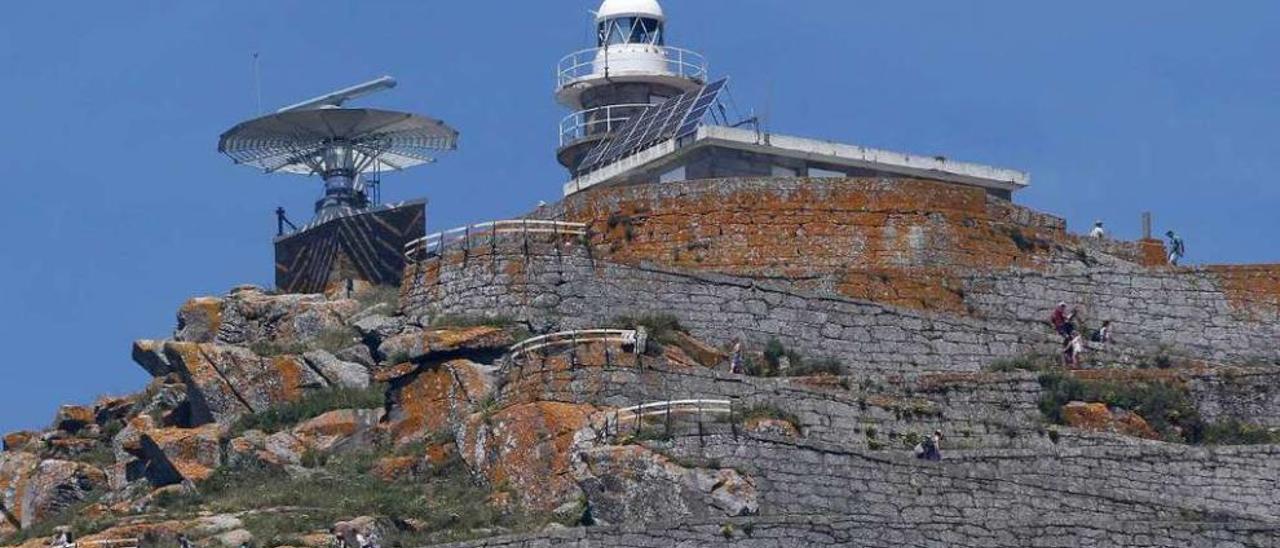 El &quot;narcorradar&quot; de Cíes, con el &quot;cortavientos&quot; instalado en su base. // R. Grobas