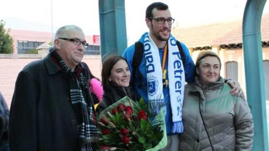 Gedeón, con la bufanda del Balonmano Petrer, posa ayer a su llegada al pueblo con sus padres y su esposa.