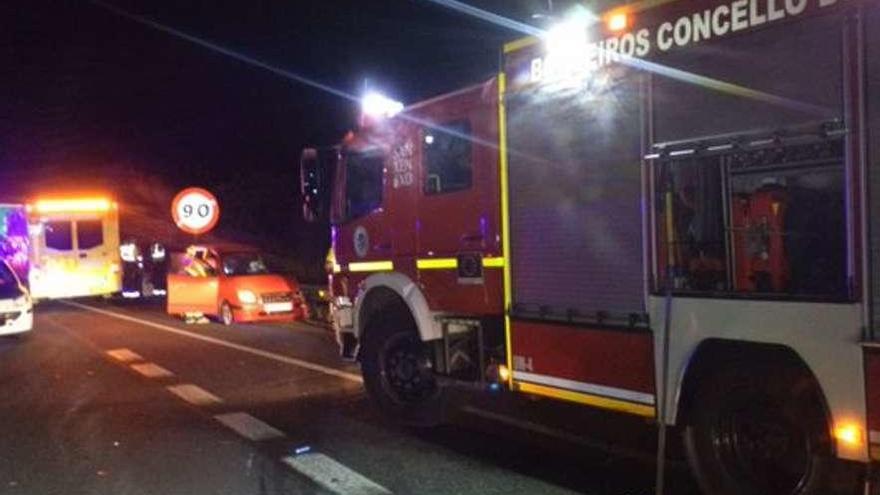 Al menos tres menores entre los lesionados  |  Siete personas resultaron heridas en una colisión entre dos coches en Sanxenxo, según informó el 112. Ocurrió en las proximidades del enlace de Adina de la vía rápida. El accidente se produjo poco antes de las 23.00 horas del martes y fuentes del Concello de Sanxenxo indicaron que entre los heridos figuran al menos tres menores, si bien se apunta que las lesiones no revisten especial gravedad. El 112 movilizó al 061, a la Guardia Civil de Tráfico, a los Bombeiros do Salnés y al Servizo Municipal de Emerxencias de Sanxenxo, que indicó que fue una colisión frontolateral.