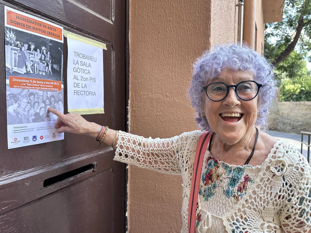 Maruja Ruiz, en la puerta de la parroquia de Sant Andreu para el homenaje a las mujeres del encierro de Motor Ibérica