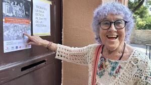 Maruja Ruiz, en la puerta de la parroquia de Sant Andreu para el homenaje a las mujeres del encierro de Motor Ibérica