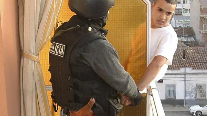 Mohamed Larbi fue esposado a un balcón tras ser capturado.