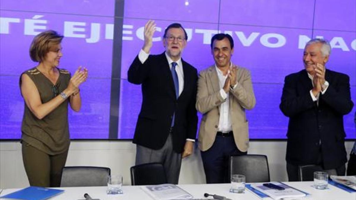 Mariano Rajoy, el lunes en la sede del PP, es aplaudido por sus compañeros Fernando Martínez Maíllo (a su lado), Javier Arenas y María Dolores de Cospedal.