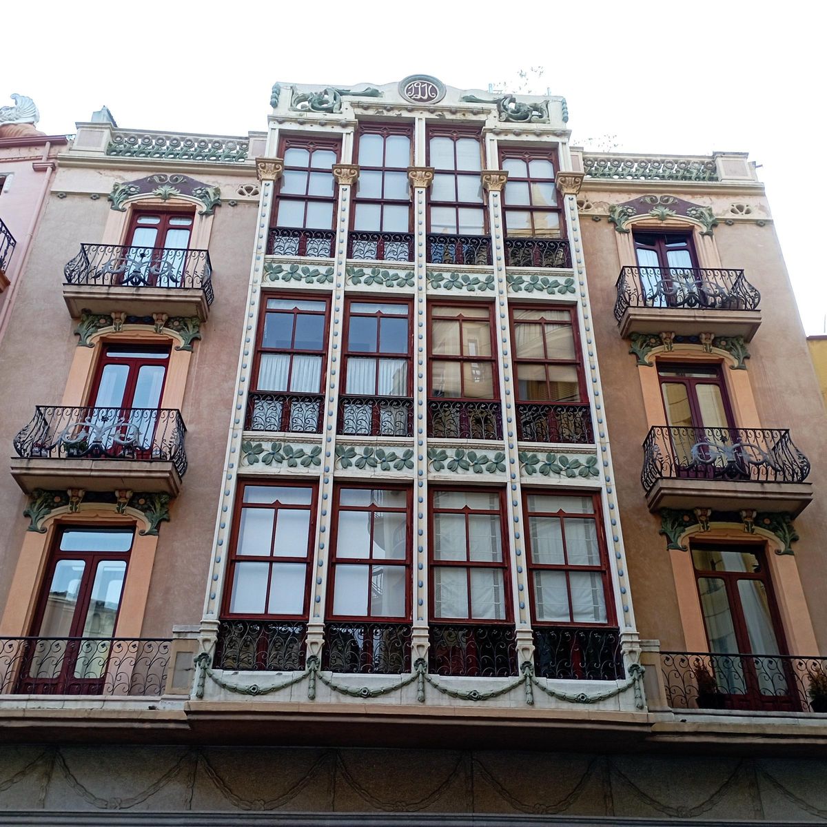 Casa modernista en la plaza Sagasta, aquí estuvo una aula de esperanto
