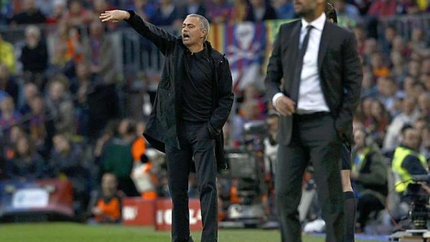 Mourinho, al fondo, hace indicaciones en el partido del sábado, con Guardiola a la derecha.