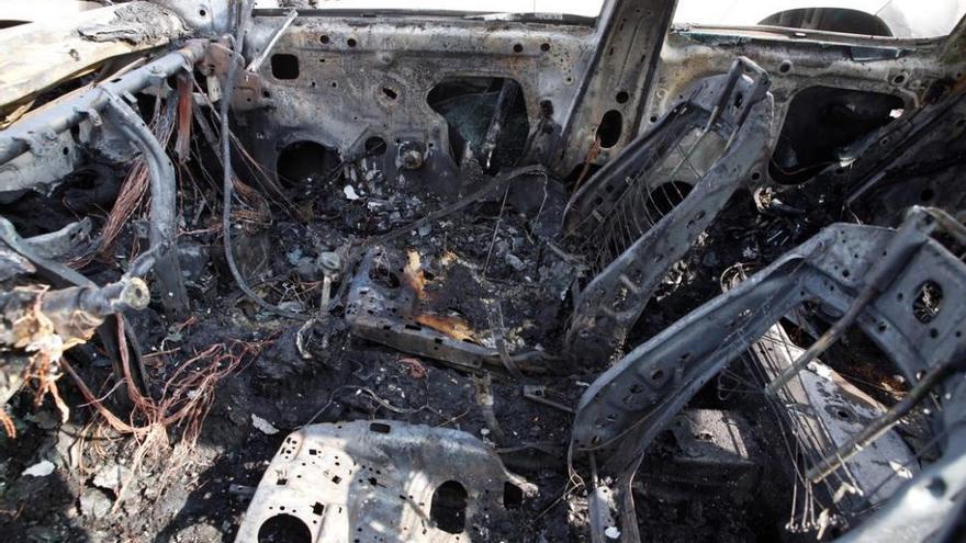 Calcinado un coche en plena calle en Alcolea