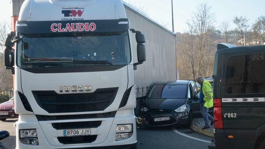 El camión y el turismo accidentados en la rotonda de O Marco. // Rafa Vázquez