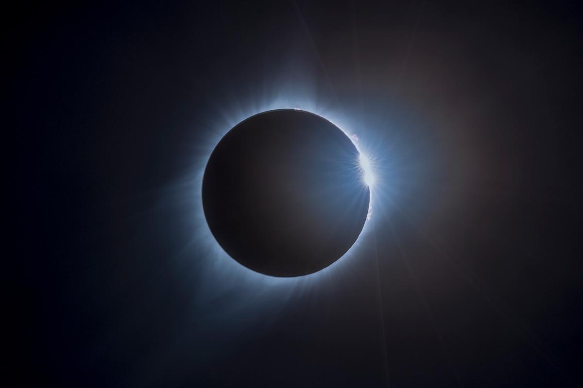 Durante el eclipse total de Sol, la temperatura descenderá, la luminosidad disminuirá y podrán verse estrellas en pleno día.