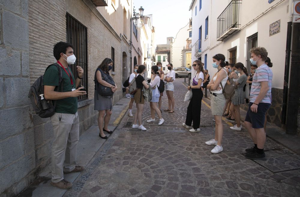 Bañistas y altas temperaturas el puente del Pilar en Sagunt.