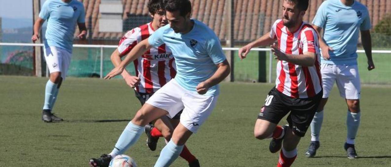 Un partido del Beluso en el campo de As Laxes ante el Juvenil Ponteareas. |  // SANTOS ÁLVAREZ