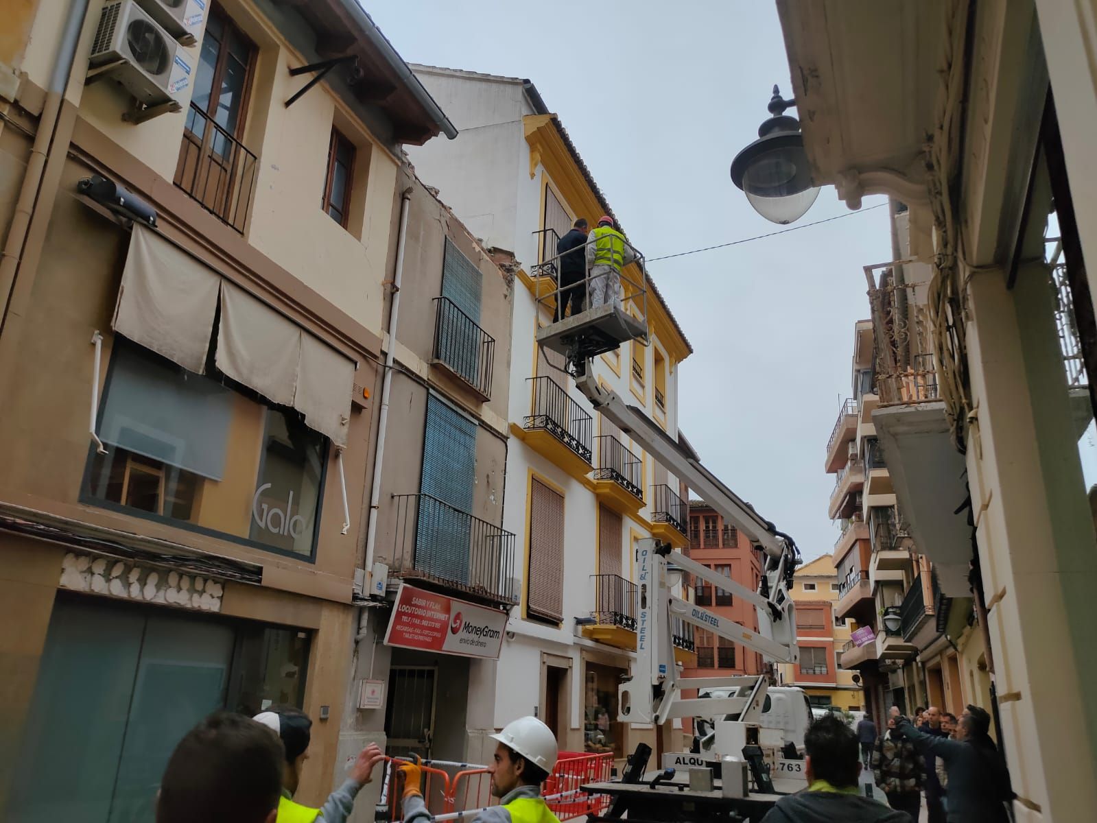 Revisan el estado del tejado de una casa abandonada en el casco antiguo de Xàtiva