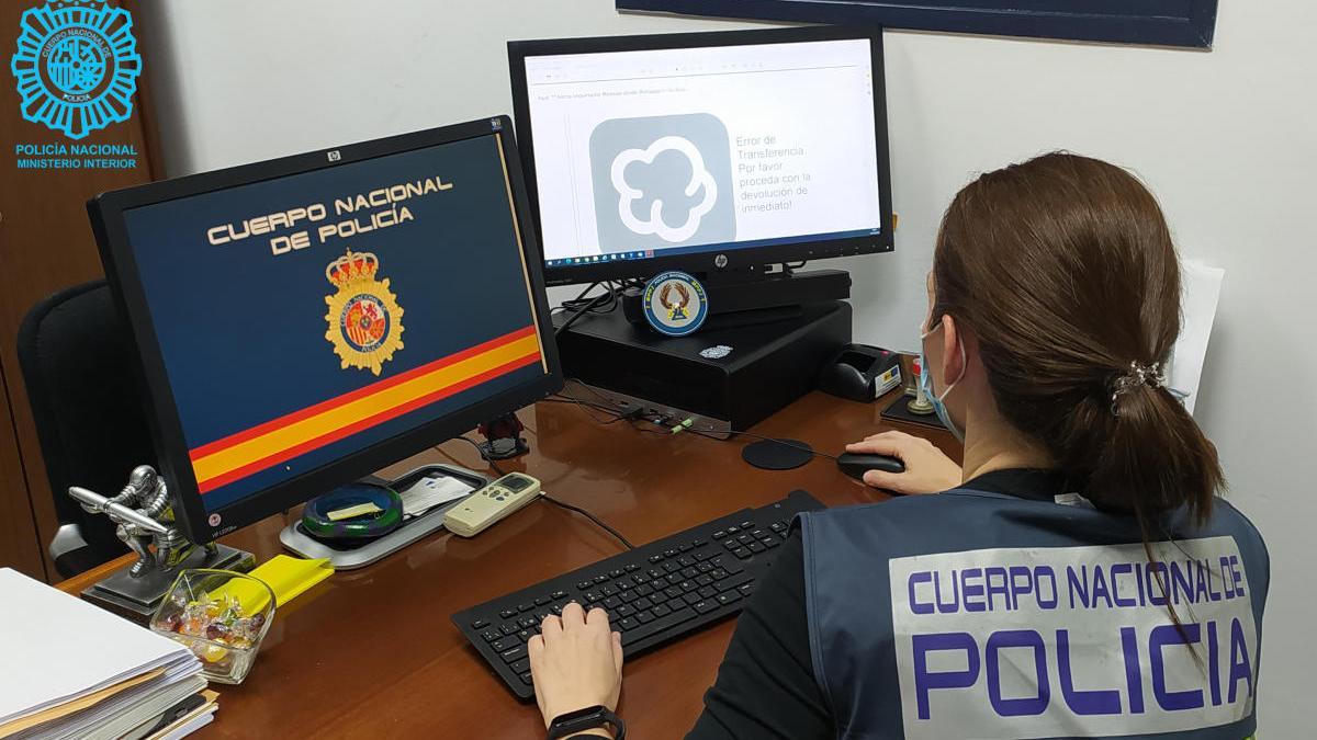 Una agent del CNP que actua contra ciberdelinqüents -