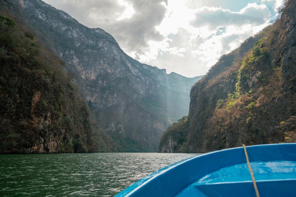 El cañón del Sumidero tiene paredes verticales de casi 1000 metros.