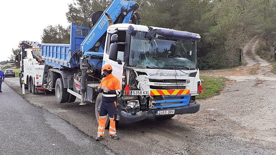 Un herido leve en el choque de un camión y una excavadora