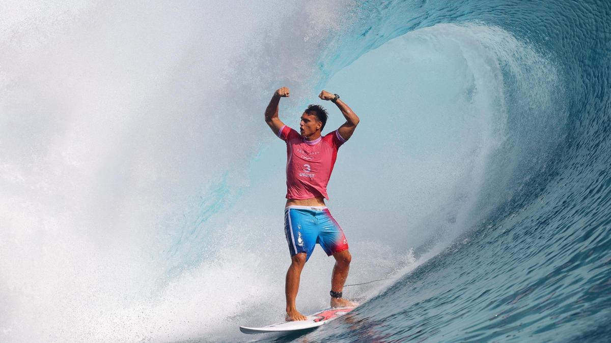 El francés Kauli Vaast celebra su actuación tras surfear una ola en la pugna por la medalla de oro en la competición de surf que se celebra en Tahití