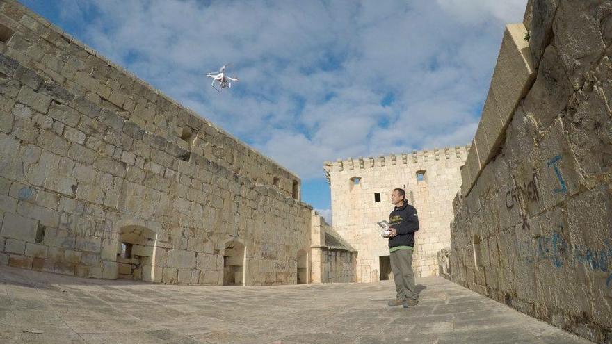 Un técnico de investigación de Global Digital Heritage maneja un dron sobre el castillo de Mula.