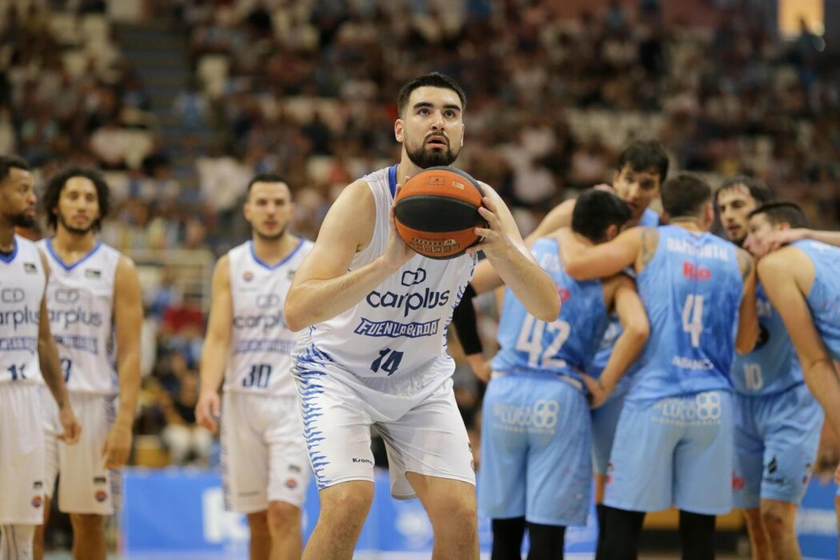 Dusan Ristic intenta lanza un tiro libre en un encuentro con el Fuenlabrada
