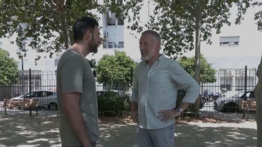 Hazem Abu Elaish, padre de familia refugiado en España, habla con Pablo Gutiérrez en Sevilla. |