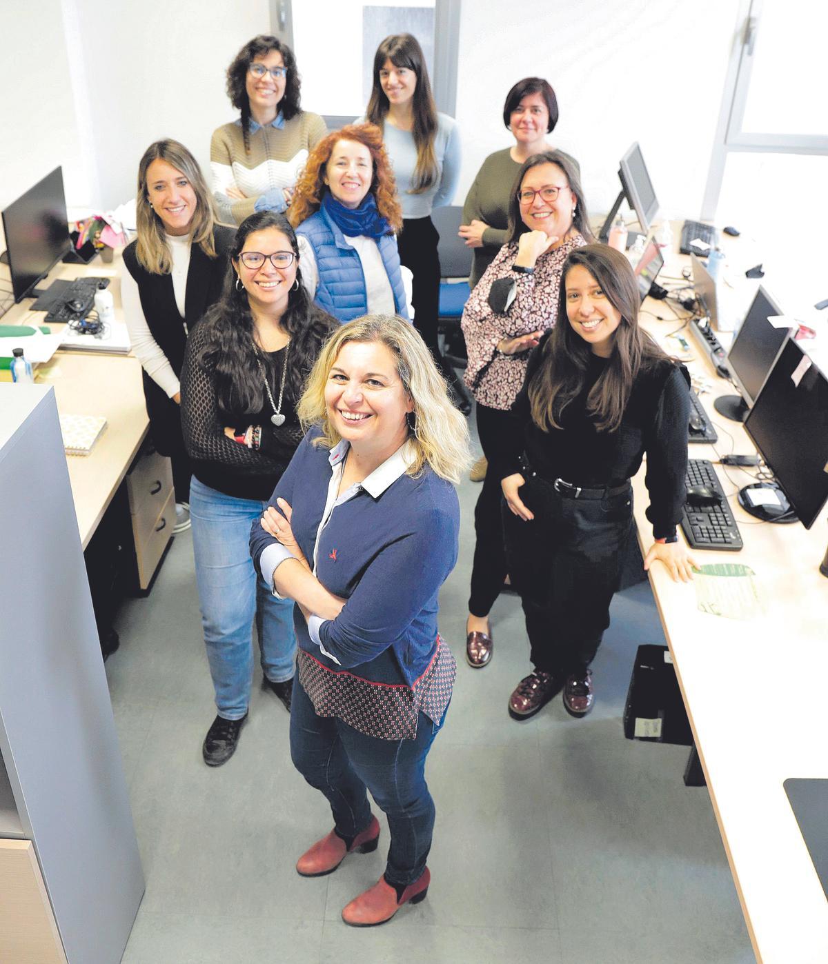 Anabel Cerezo, directora del Instituto andaluz interuniversitario de Criminología de la Universidad de Málaga (UMA), posa junto a su equipo