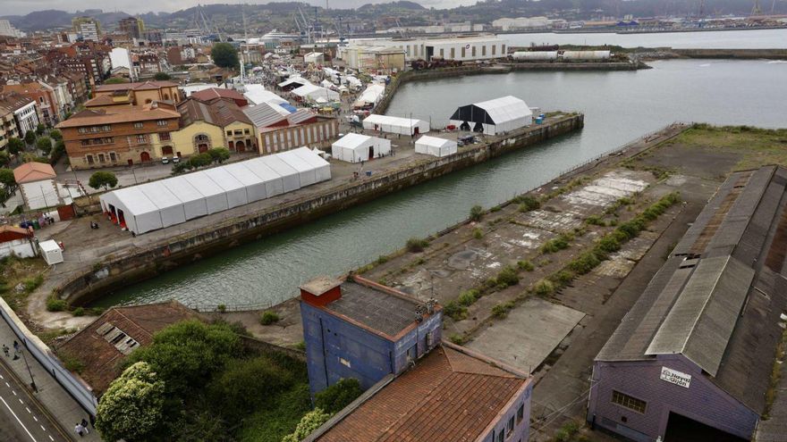 Terrenos de Naval Gijón, ocupados ahora por la Semana Negra. | MARCOS LEÓN
