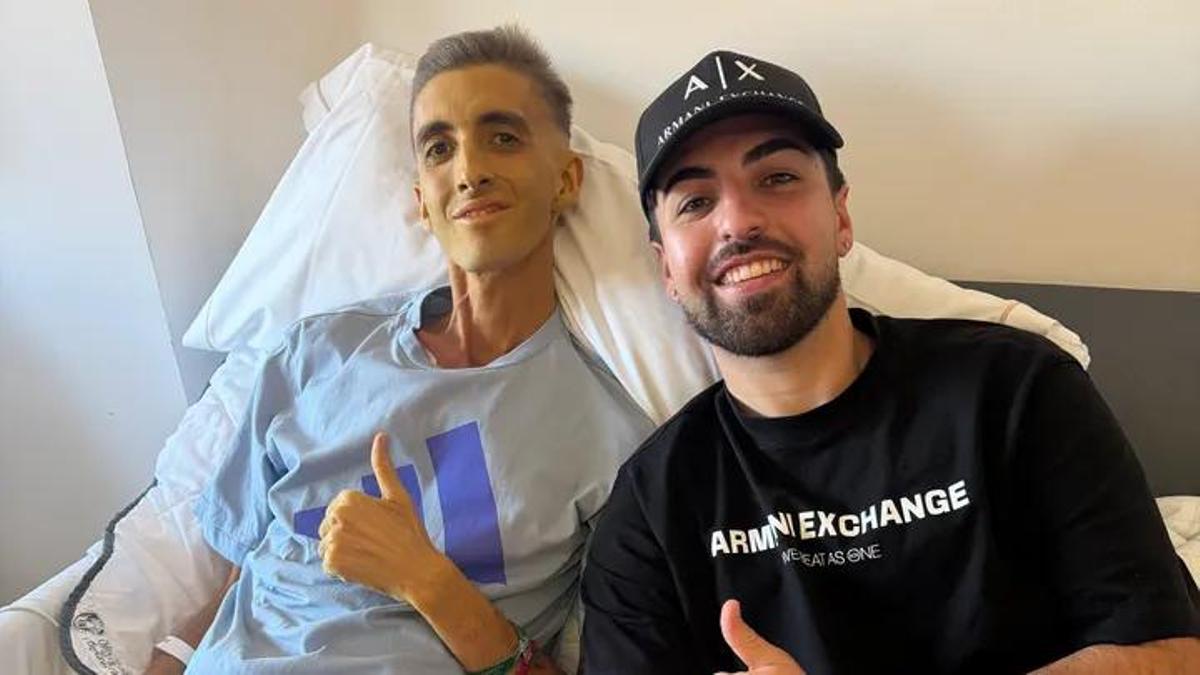 El mallorquín Xisco Quesada con su hermano estos días en el hospital.