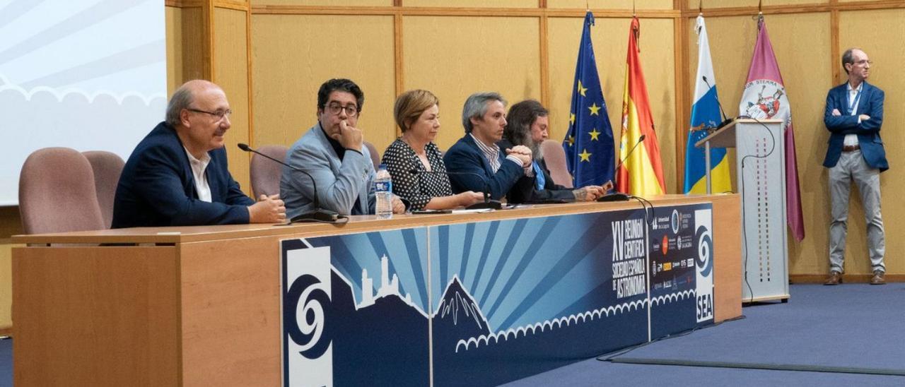 La inauguración oficial de la Reunión Científica se celebró ayer en el Campus de Guajara de la Universidad de La Laguna (ULL). El evento cuenta con el apoyo de dicha institución académica, el Instituto de Astrofísica de Canarias (IAC), el Cabildo de Tenerife y el Ayuntamiento de La Laguna. A la izquierda, Benjamín Montesinos.