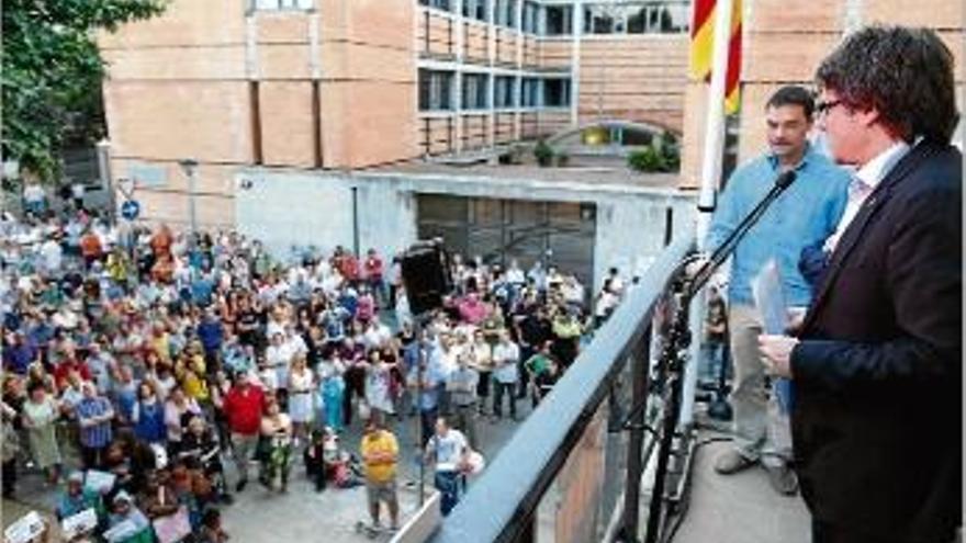 L&#039;alcalde de Girona, dirigint-se als saltencs, des del balcó de l&#039;Ajuntament.