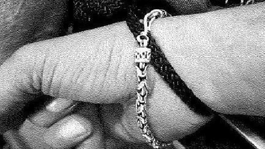 Una pulsera relaciona a la banda de las citas con el asesinado vecino de Getxo