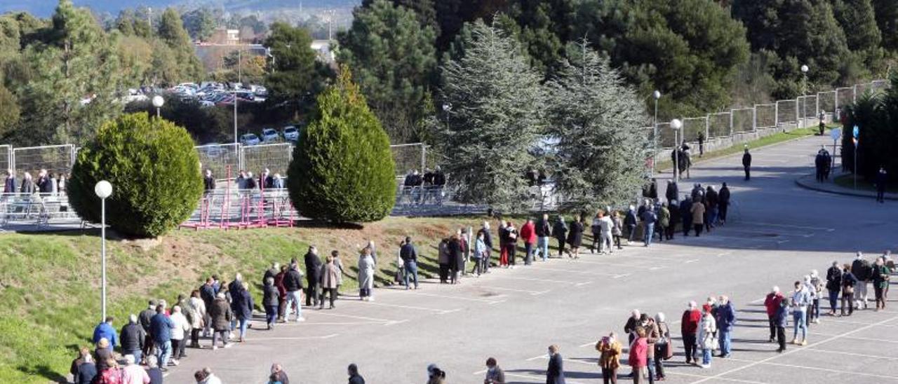 Colas puntuales en el exterior
del Ifevi para acceder al recinto
de vacunación.  // Marta G. Brea | // PABLO HÉRNÁNDEZ