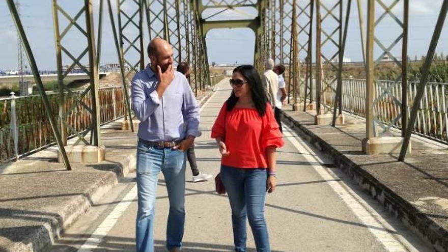 El diputado de Carreteras, Pablo Seguí, y la alcaldesa Juani Clos, ayer en el puente de Fortaleny.