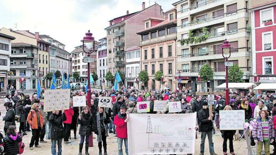 Protesta contra el «fracking», el pasado diciembre, en Villaviciosa.   mariola menéndez