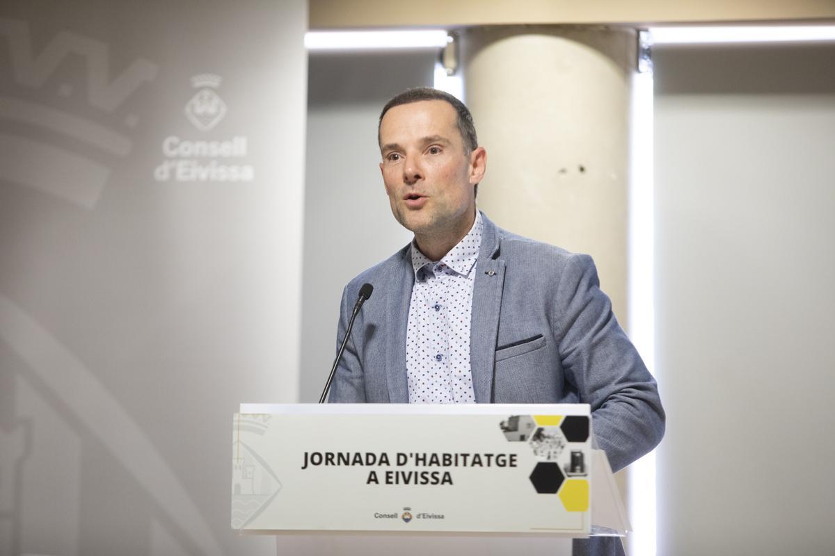 El conseller de Territorio, Mariano Juan,  apuesta por movilizar suelo finalista para vivienda para residentes.