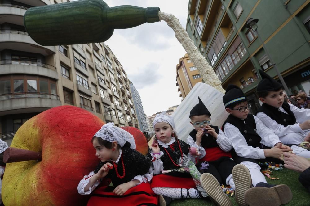 Desfile de carrozas del Día del Bollo de Avilés