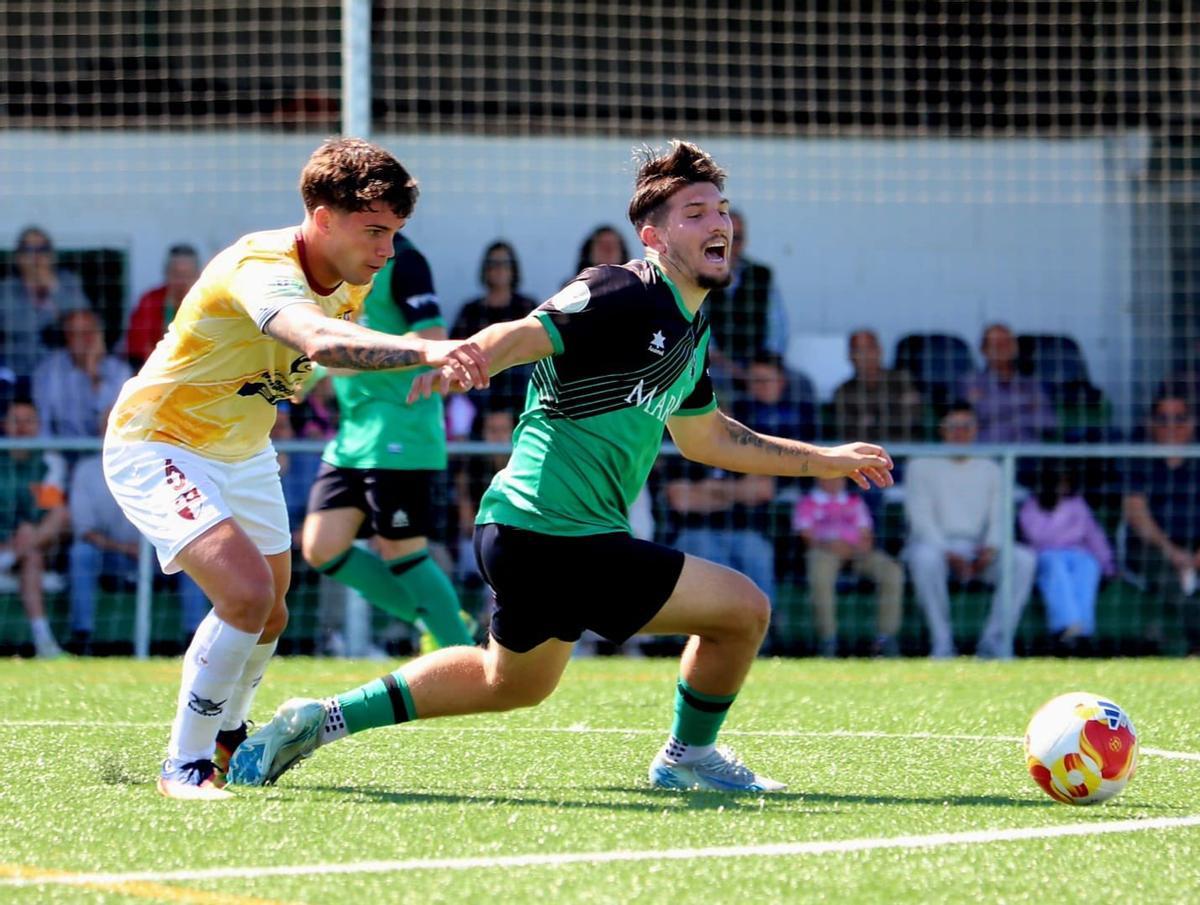 Bachuri es derribado por un contrario en el partido ante el Villafranca.