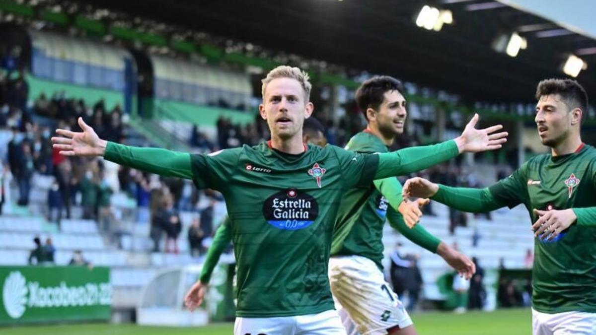 Dani Nieto, celebrando un gol con el Racing de Ferrol