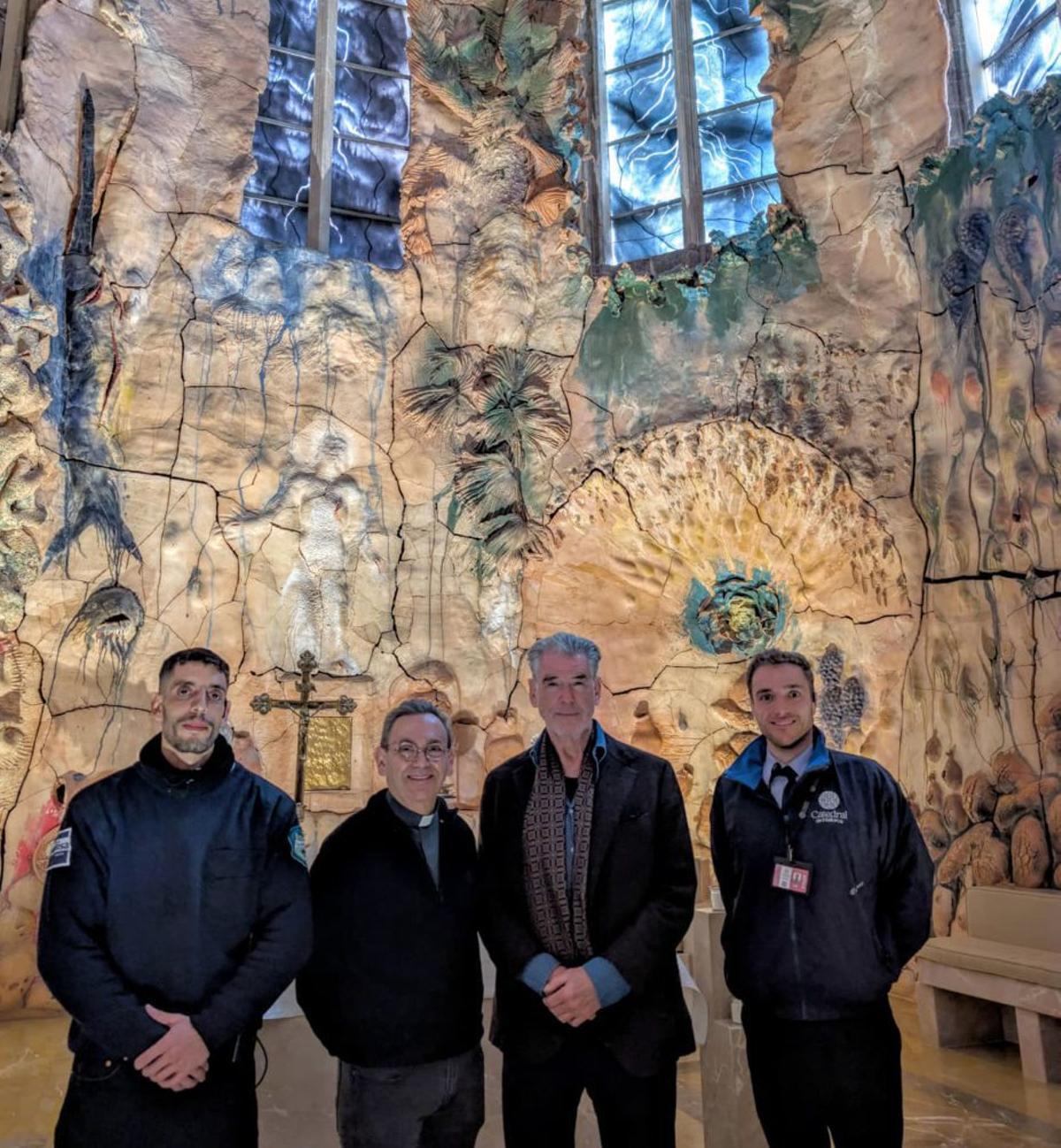 Pierce Brosnan, en la catedral de Palma donde conviven Barceló y Gaudí.