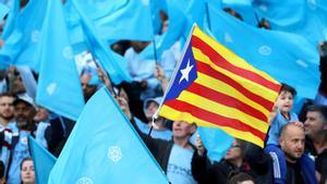 Una ’estelada’, la bandera independentista catalana, en medio de banderas con los colores del Manchester City, en el partido que este miércoles enfrentó al Real Madrid con el Manchester City en Madrid.