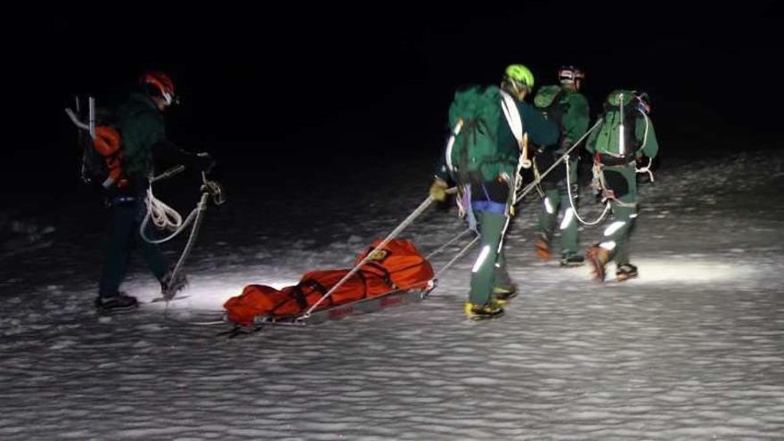 Momento del rescate del cuerpo de la fallecida en la Sierra de Gredos.