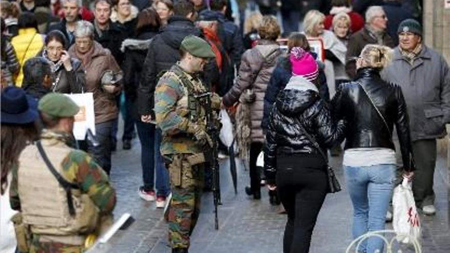 L&#039;exèrcit belga continua desplegat a la ciutat de Brussel·les per l&#039;alerta terrorista.