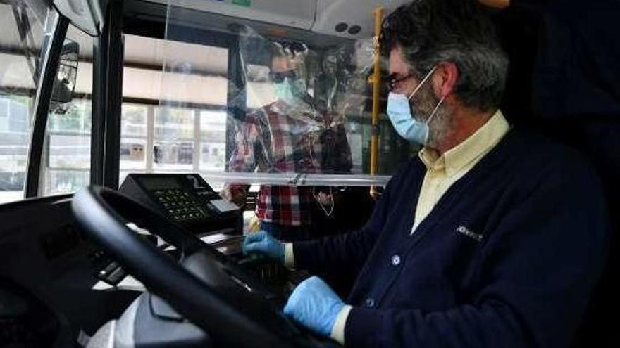 Uso de mascarilla en el bus urbano de Pontevedra. // G.Santos