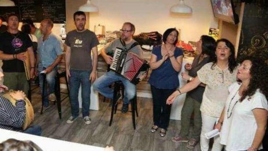 El grupo Maravallada actúa hoy en el Mercado de Marín. // S.A.