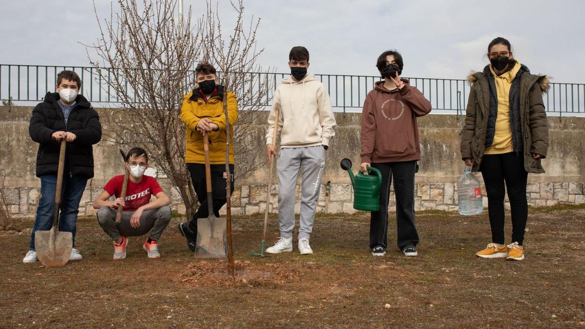 Foto de parte del equipo de estudiantes que participó en la jornada de medio ambiente.