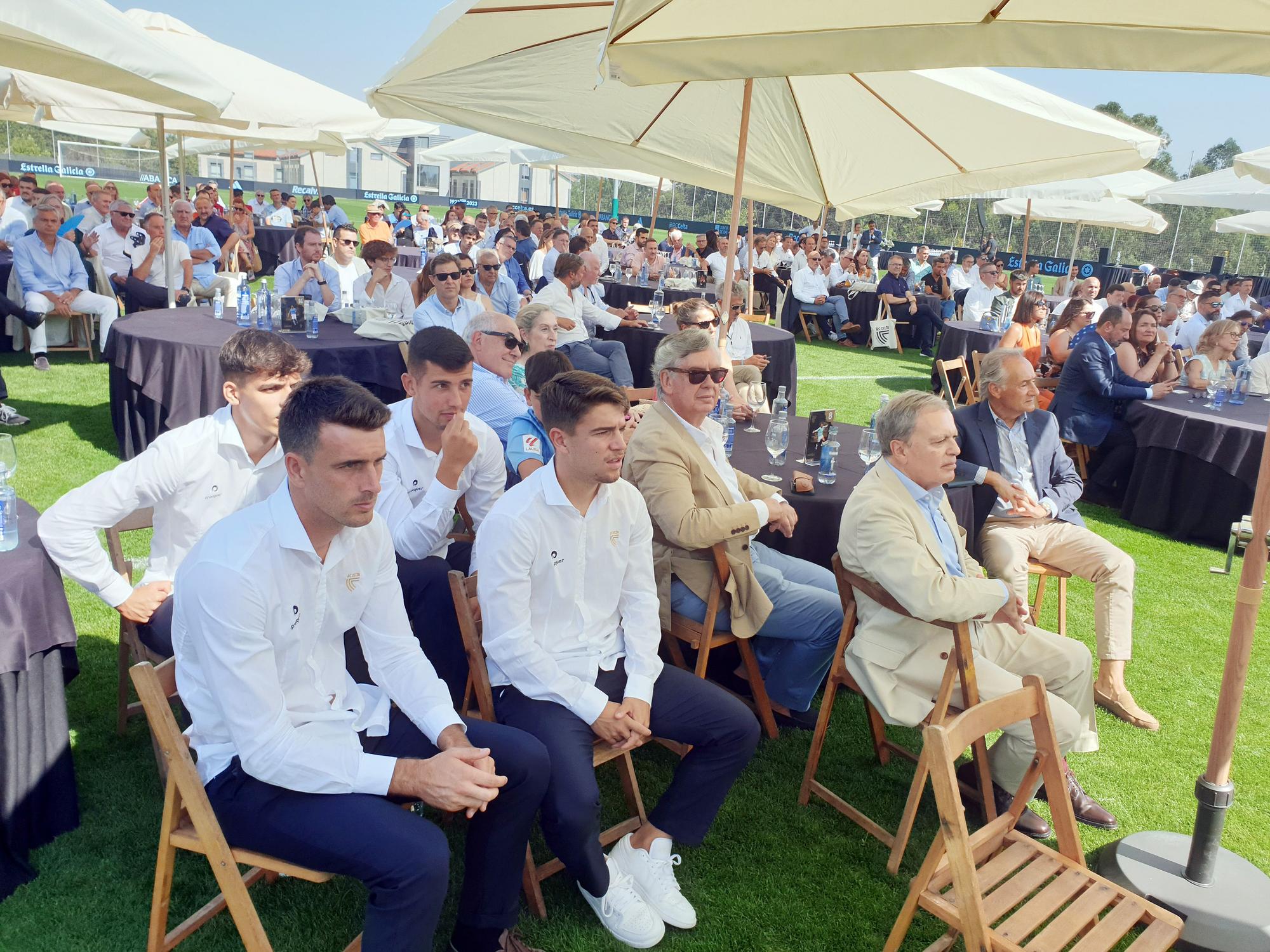 El Celta se rodea de su gran familia y de representantes institucionales por su centenario