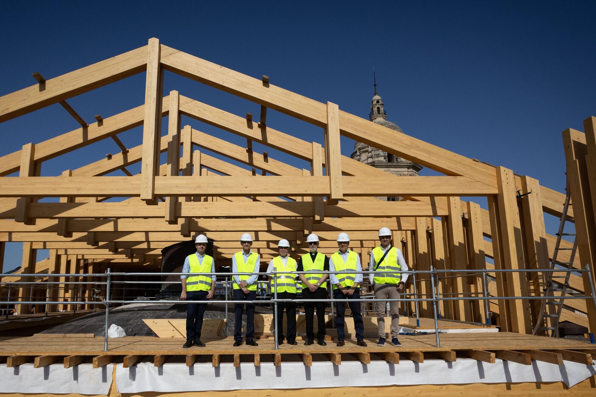 Visita institucional a las obras del tejado de la Catedral del presidente de la Diputación, Francisco Salado; junto con el obispo emérito, Jesús Catalá; el presidente de la Fundación Unicaja, José Manuel Domínguez; y los arquitectos del proyecto Juan Manuel Sánchez La Chica y Adolfo de la Torre Prieto