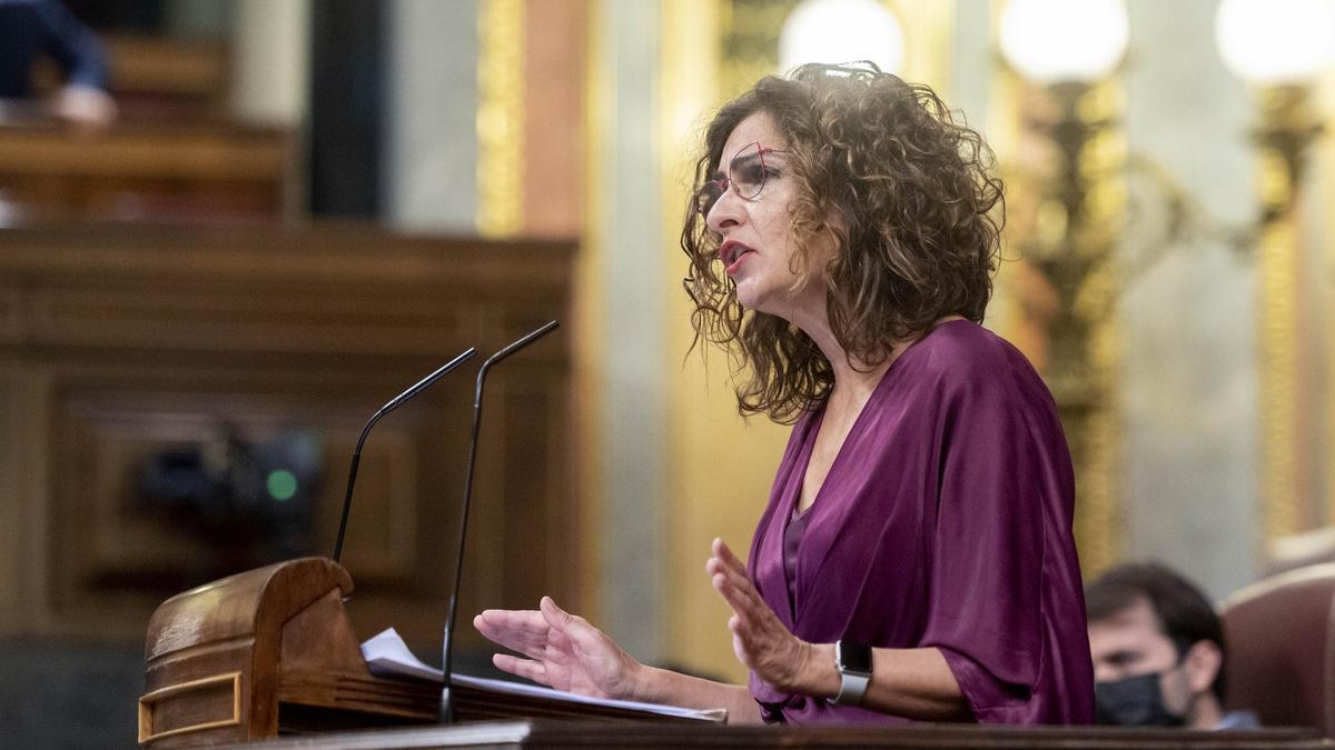 La ministra de Hacienda, María Jesús Montero, interviene en una sesión plenaria en el Congreso para defender el proyecto de Presupuestos Generales del Estado de 2022