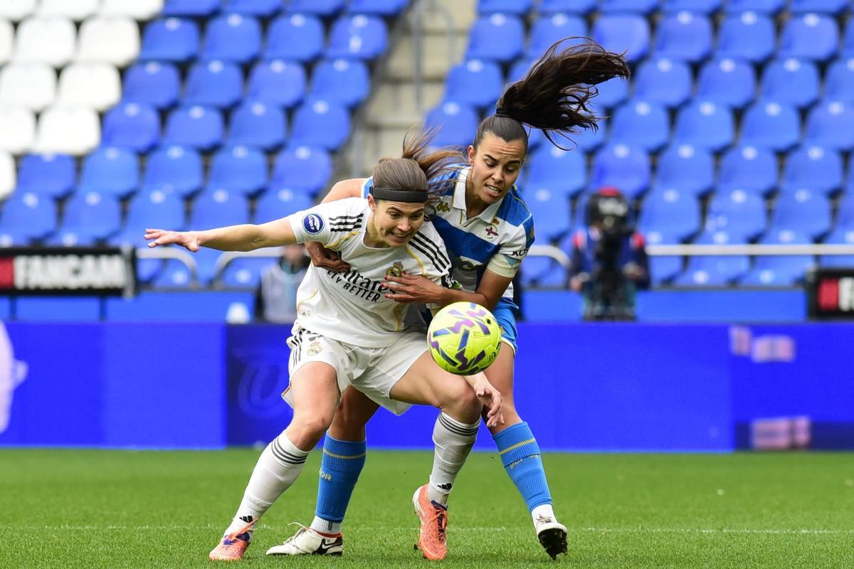 Raquel García pugna con Signe Bruun en un lance del Dépor Abanca-Real Madrid
