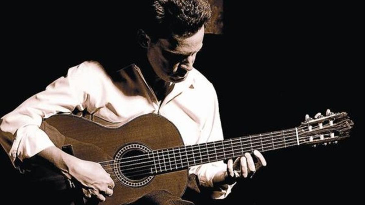 Mark Kozelek, guitarra en mano, en una imagen promocional de su último disco.