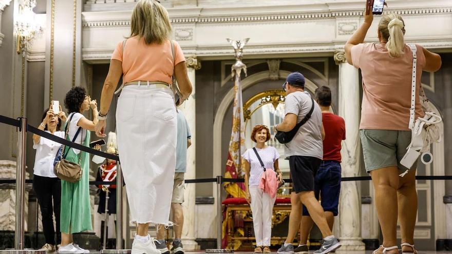 Visitas a la Senyera y la espada de Jaume I en el Salón de Cristal