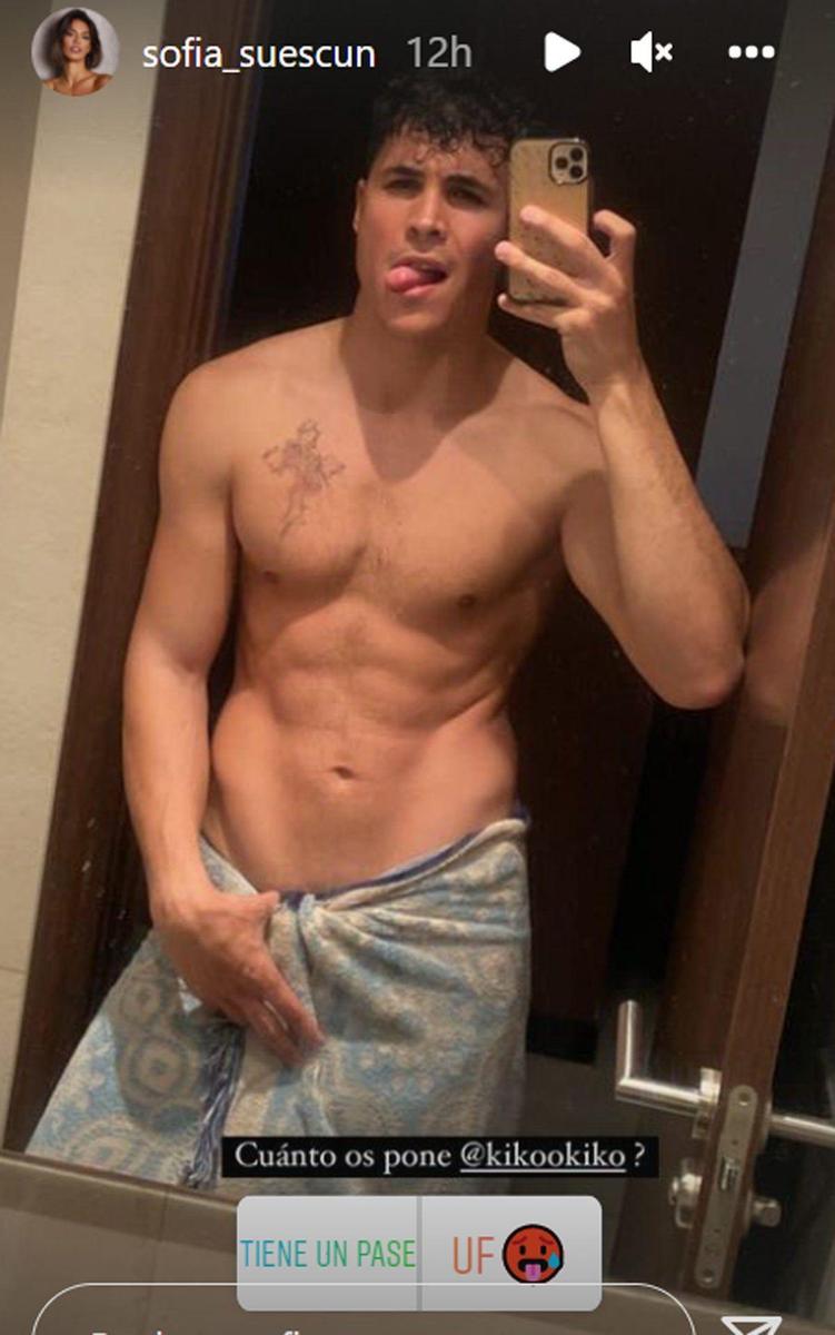Kiko Jiménez presumiendo de abdominales enfrente del espejo