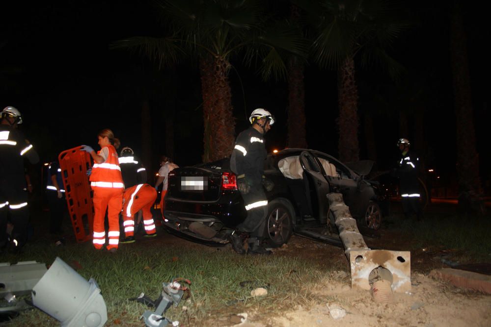 Estrella su coche en una rotonda de Tres Forques